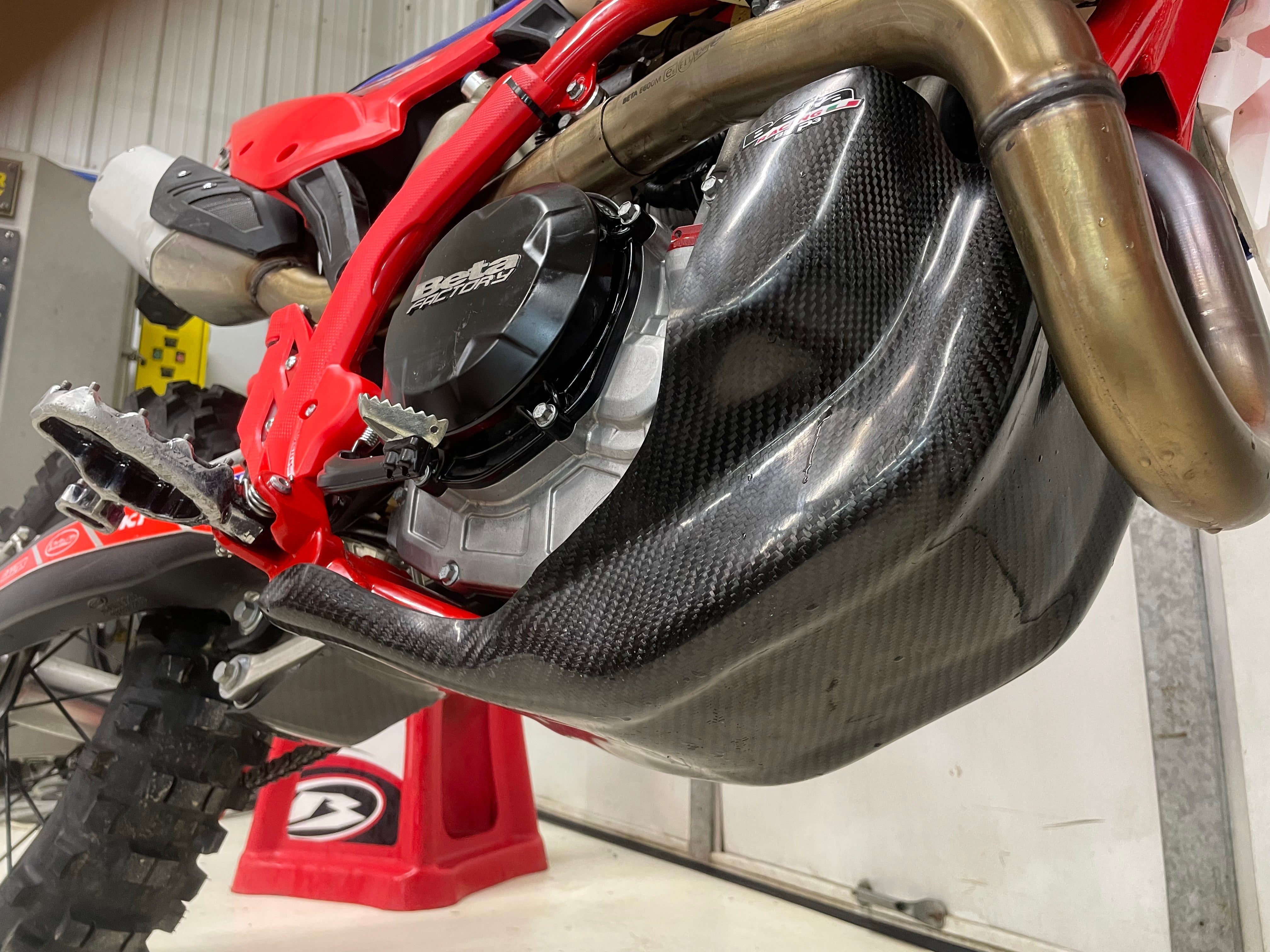 P3 Carbon Skid Plate Beta 4-Stroke With Integrated Linkage Guard | 350/390/430/480/500 RR & RR-S Models | 2020 - 2024 (Go to Product 309059 for NO Linkage Guard)-1